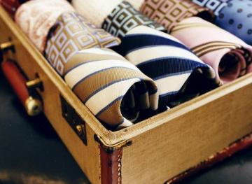 9 Ways To Use Vintage Suitcases As Decor