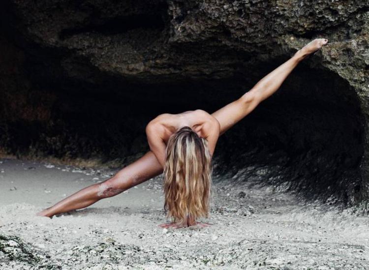 https://swirled.com/wp-content/uploads/2017/04/naked-yoga-practice-750x549.jpg