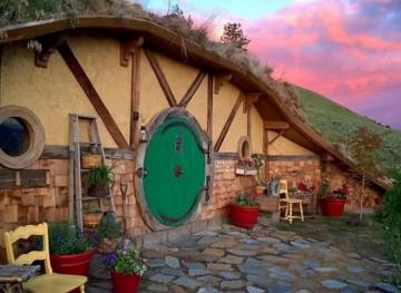 This Underground Airbnb Is The Perfect Getaway For Die-Hard Hobbit Fans
