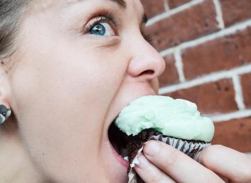 Here’s What Eating Too Fast Does To Your Body