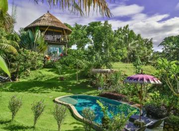 This Treehouse Airbnb Is The Tropical Getaway You’ve Been Missing