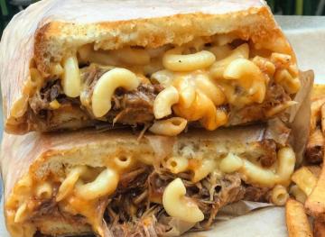 Mac ‘N’ Cheese Grilled Cheese Makes Us Believe In Love At First Sight