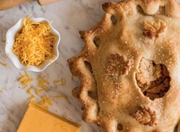 Here’s Why Apple Pie And Cheddar Cheese Are An Awesome Pair