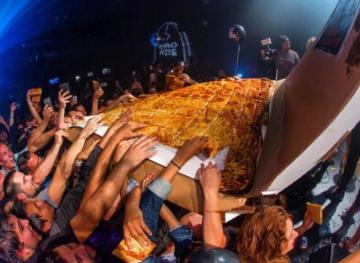 The World’s Largest Deliverable Pizza Can Feed 70 People