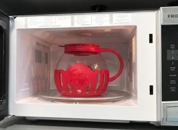 This Genius Device Let’s You Perfectly Pop Your Own Fresh Popcorn In The Microwave