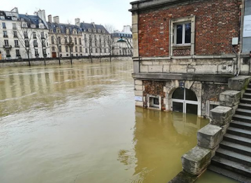 Paris Is Flooding And The Photos Are Eerie AF