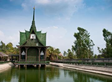 This Gorgeous Thai Temple Is Made From Recycled Beer Bottles