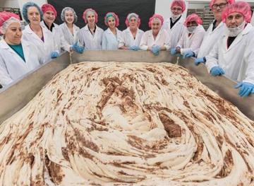 Worlds Largest Cinnamon Roll