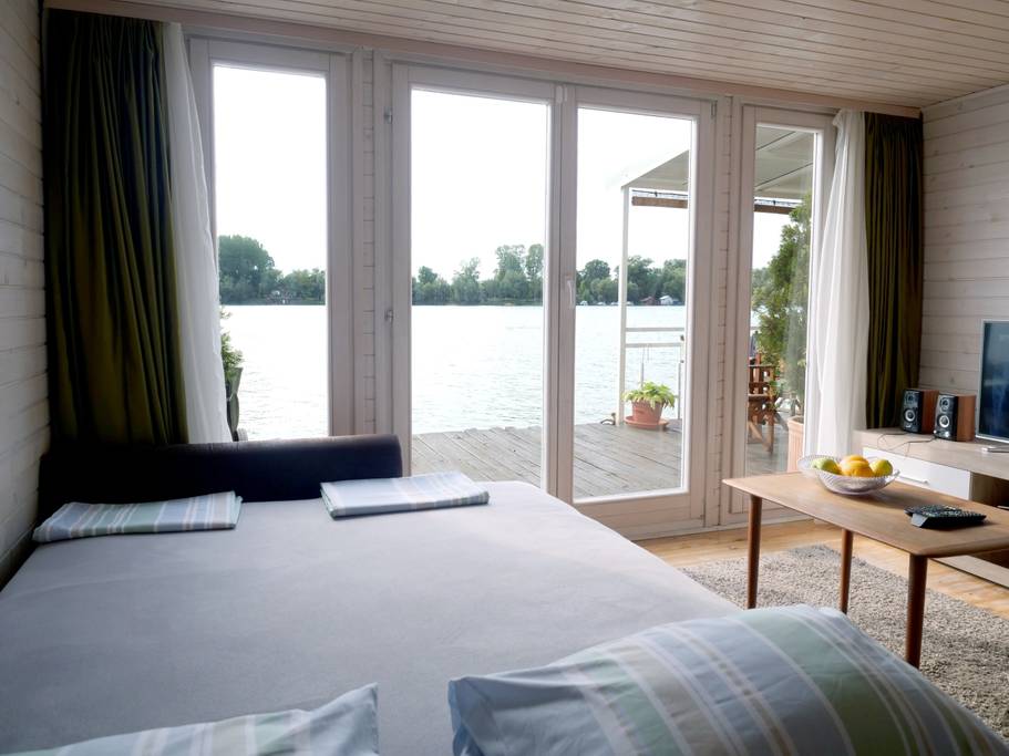 Belgrade houseboat Airbnb