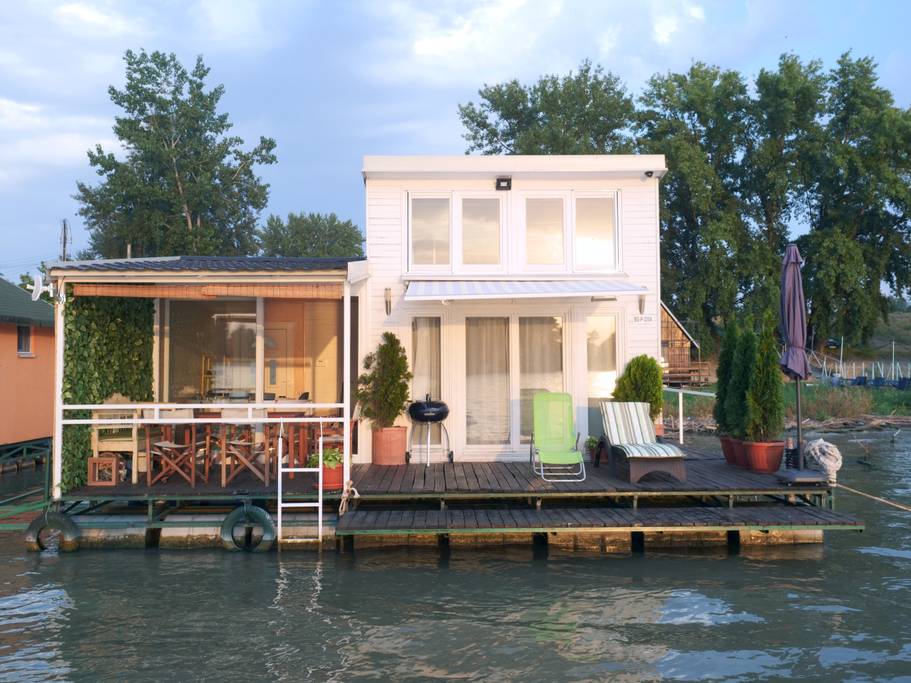 Belgrade houseboat Airbnb