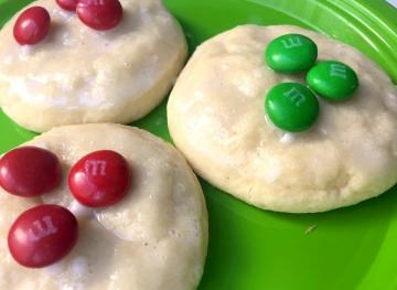 Sugar Cookies With M&M Mistletoe Is The Perfect Recipe For Lazy Bakers