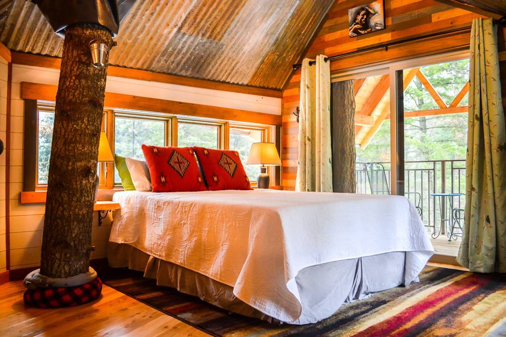 Montana treehouse Airbnb