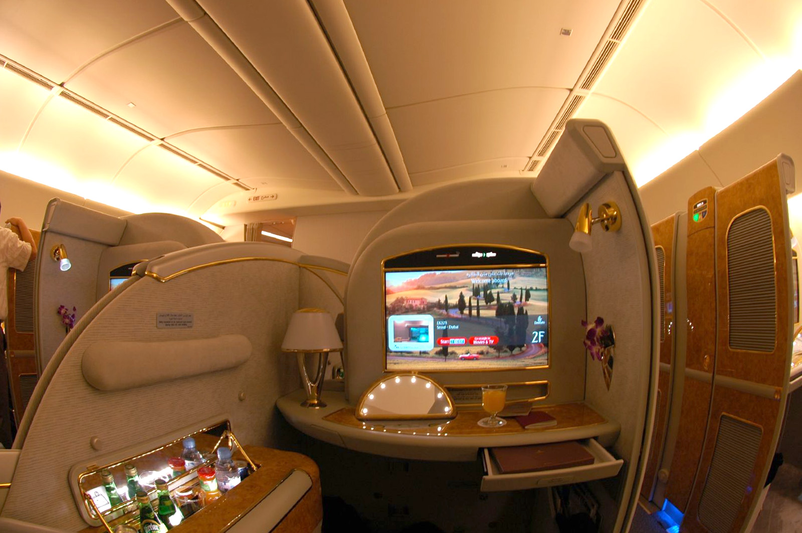 First class. Первый класс Боинг 777 Эмирейтс. Бизнес класс Эмирейтс Боинг 777. Боинг 777 Эмирейтс салон. Boeing 777 Emirates первый класс.